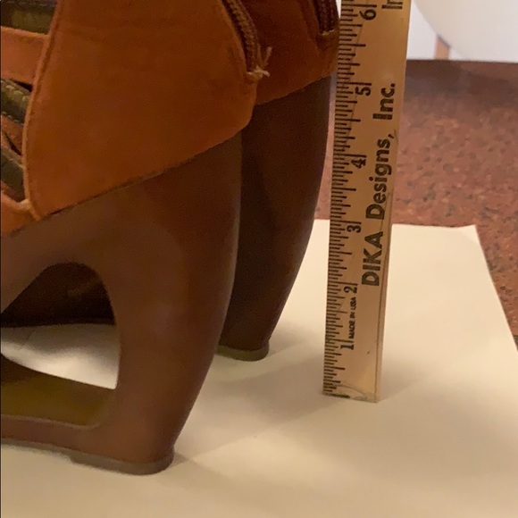 Super flirty wedge with a PEEP hole. NEW - Picture 10 of 11